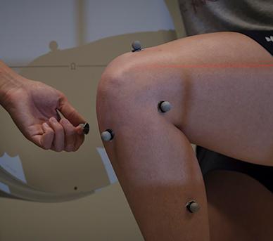 运动跟踪设备显示在测试对象的膝盖上，以测试实验室中的人体动力学.